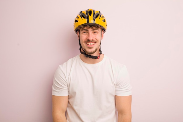 Młody fajny mężczyzna wyglądający na szczęśliwego i mile zaskoczonego koncepcją roweru