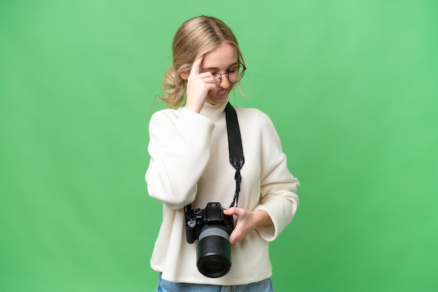 Młody fotograf Angielka na odizolowanym tle śmieje się