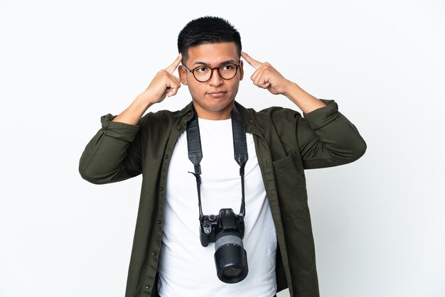 Młody fotograf ekwadorski na białym tle