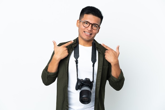 Młody fotograf ekwadorski na białym tle