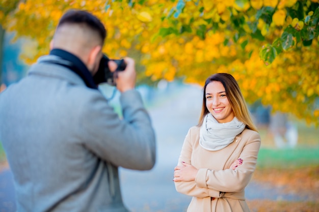 Młody fotograf z aparatem i modelem