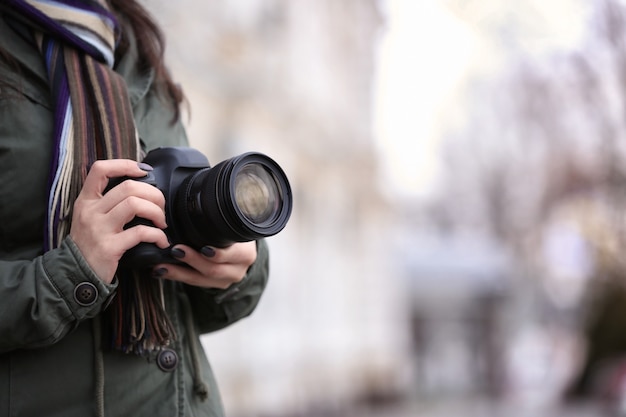 Młody Fotograf Z Aparatem, Na Zewnątrz