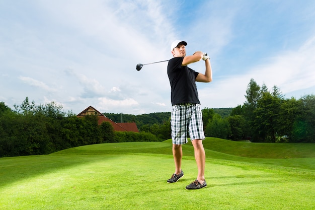 Młody Golfowy Gracz Na Polu Robi Golfowej Huśtawce