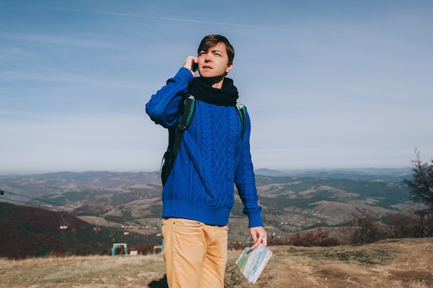 Młody Hipster Biorąc Zdjęcie Przez Inteligentny Telefon Na Szczycie Góry