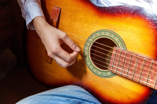 Młody hipster kobieta ręce gra na gitarze w domu Nastolatka uczy się grać piosenkę i pisać muzykę w swoim pokoju Hobby styl życia zrelaksować się Koncepcja edukacji rekreacyjnej instrumentu