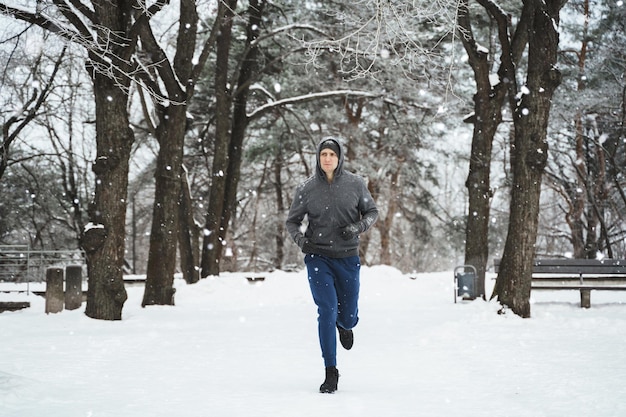 Młody I Przystojny Jogger Podczas Treningu W Winter Park