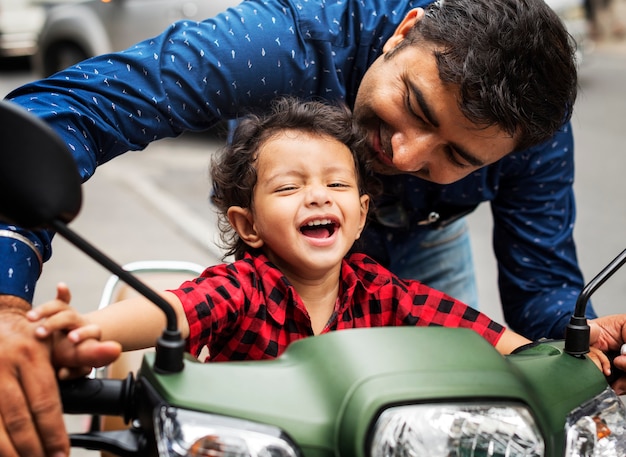 Młody Indianin Jedzie Na Motocyklu