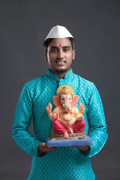 Młody Indianin Z Sclupture Lord Ganesha. świętować Festiwal Ganesha.