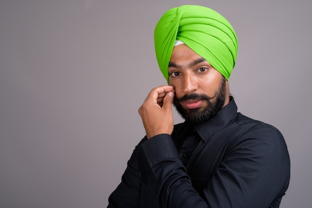 Młody indyjski biznesmen Sikh na sobie zielony turban