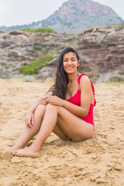 Młody Indyjski Kobiety Obsiadanie Na Plaży