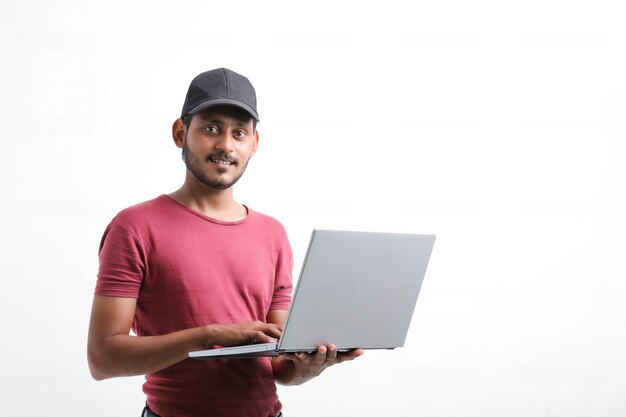 Młody indyjski mężczyzna dostarczający za pomocą laptopa