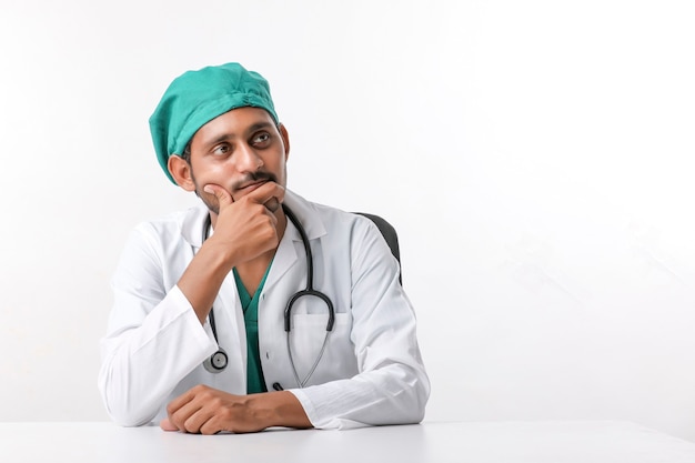 Młody indyjski mężczyzna lekarz pokazując wyrażenie w klinice.