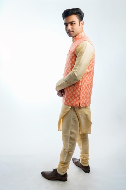 Młody indyjski mężczyzna na tradycyjnym stroju
