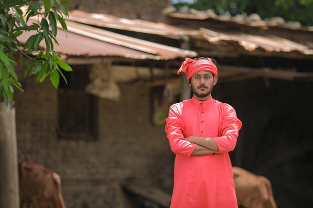 Młody indyjski rolnik w tradycyjną odzież
