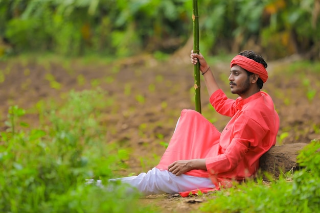Młody indyjski rolnik w tradycyjnym stroju na polu