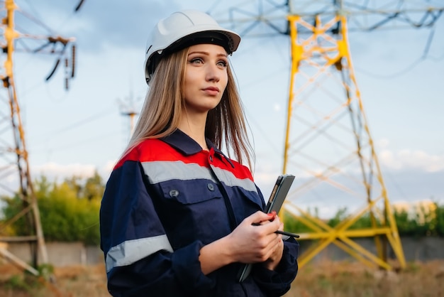 Młody inżynier sprawdza i kontroluje wyposażenie linii energetycznej. Energia.