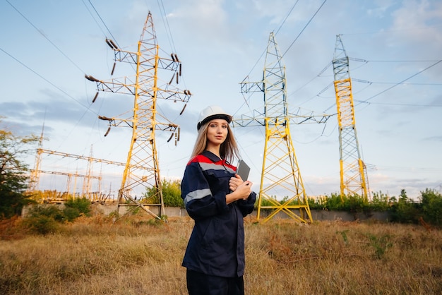 Młody Inżynier Sprawdza I Kontroluje Wyposażenie Linii Energetycznej. Energia.