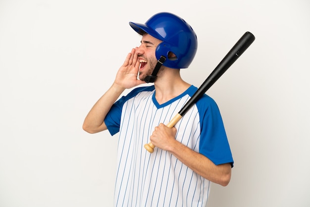 Młody kaukaski mężczyzna grający w baseball na białym tle krzyczy z szeroko otwartymi ustami