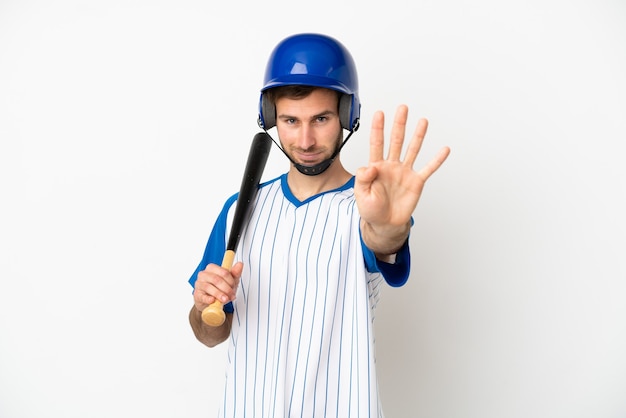 Młody kaukaski mężczyzna grający w baseball na białym tle szczęśliwy i liczący cztery palcami