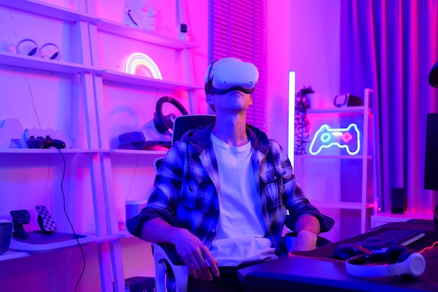 Młody kaukaski mężczyzna Pro Gamer ma transmisje na żywo, grając w gry wideo za pomocą wirtualnej rzeczywistości