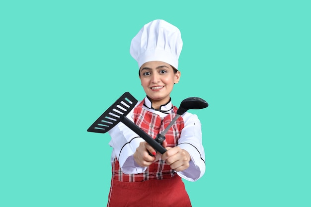 młody kucharz dziewczyna biały strój mający narzędzia indyjski model pakistański