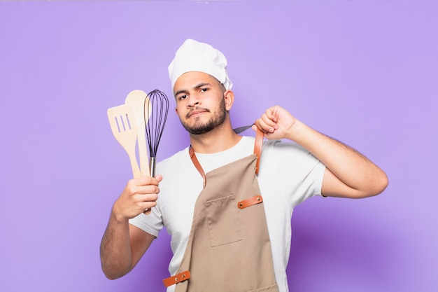 młody latynoski mężczyzna szczęśliwa koncepcja piekarza lub szefa kuchni