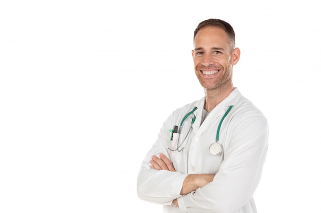 Młody lekarz ubrany w białą suknię i stetoskop