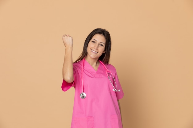 Młody lekarz ubrany w różowy mundur