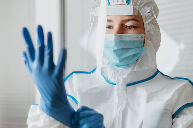 Zdjęcie młody lekarz ubrany w sprzęt ochronny koronawirusa