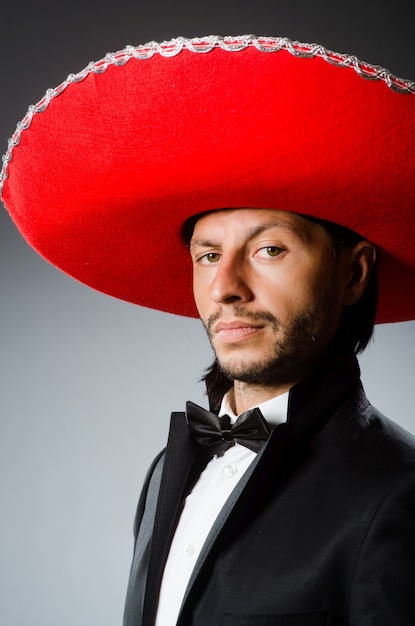 Zdjęcie młody meksykański mężczyzna jest ubranym sombrero