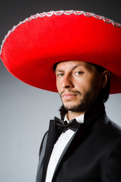 Młody meksykański mężczyzna jest ubranym sombrero