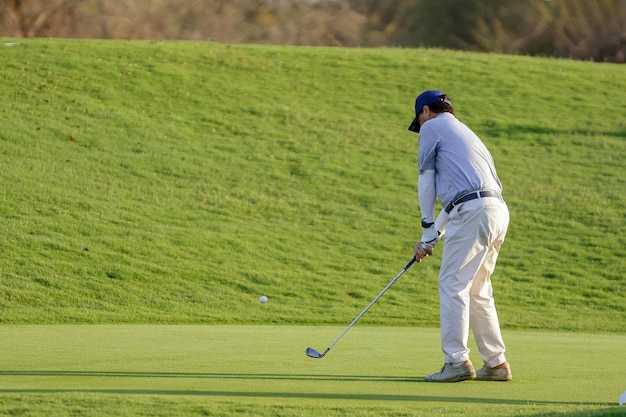 Młody męski golfista na polu golfowym