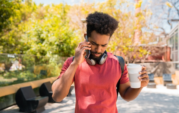 Młody mężczyzna afro rozmawia przez telefon.