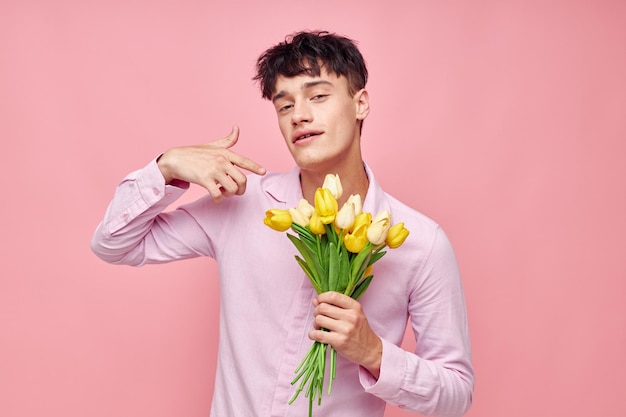 Młody mężczyzna bukiet żółtych kwiatów romans pozowanie moda na białym tle niezmienione tło
