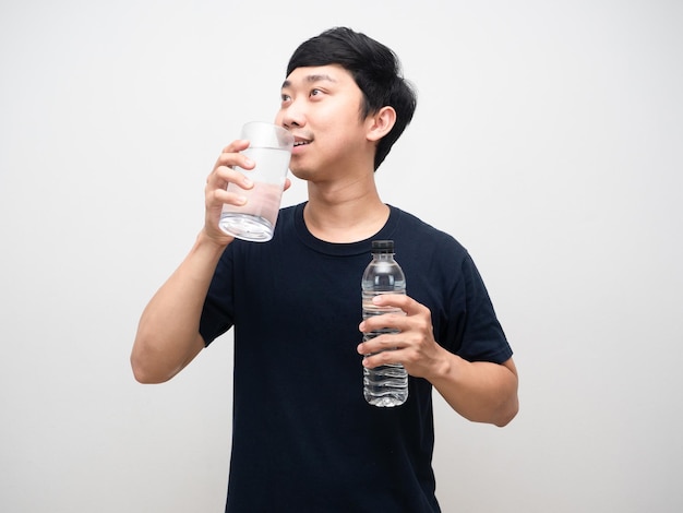 Młody mężczyzna czarna koszula pijąca wodę i trzymająca portret butelki z wodą