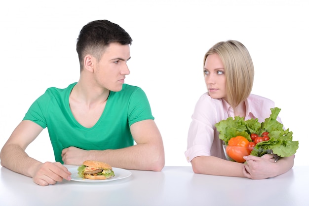 Młody mężczyzna i kobieta jedzenie fast food.