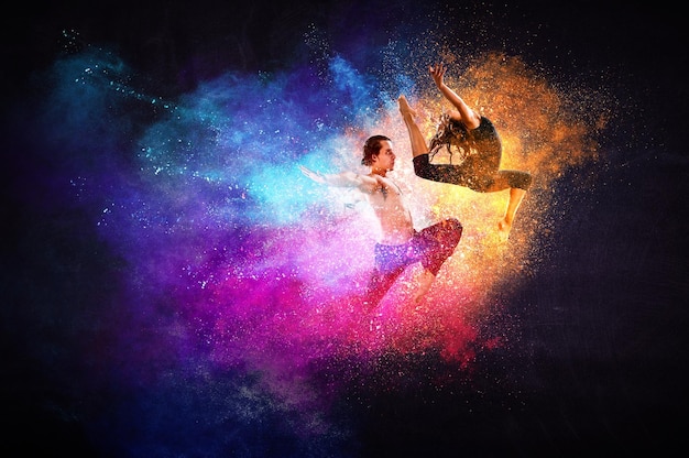 Zdjęcie młody mężczyzna i kobieta tańczą balet współczesny. różne środki przekazu
