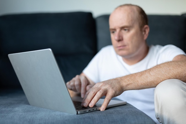 Zdjęcie młody mężczyzna słucha muzyki i pracuje przy komputerze