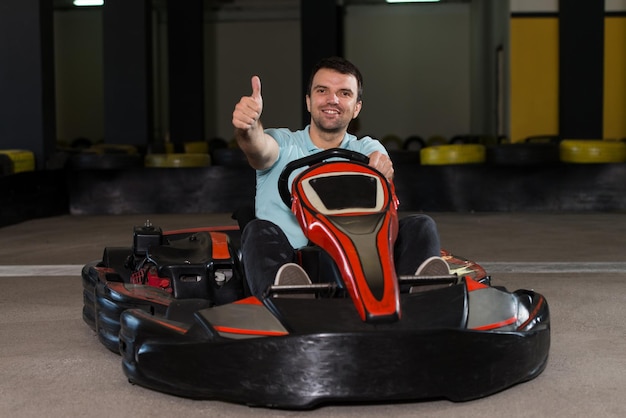 Młody mężczyzna trzyma wyścig o puchar Speed Karting