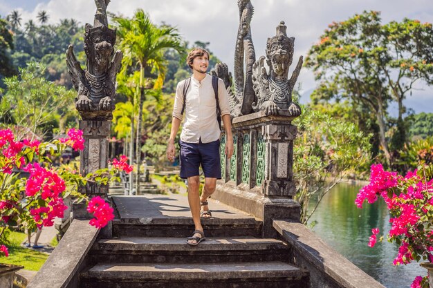 Młody mężczyzna turysta w Taman Tirtagangga Pałac wodny Park wodny Bali Indonezja