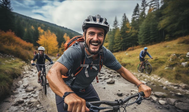 Młody mężczyzna uśmiecha się do kamery, jadąc na ekstremalnym rowerze górskim
