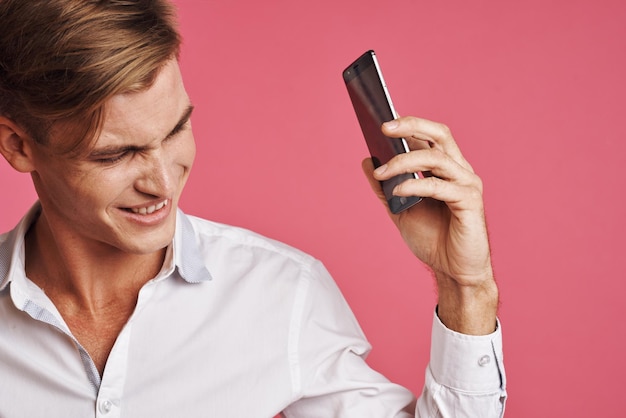 Zdjęcie młody mężczyzna używający telefonu komórkowego