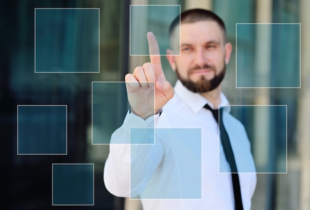 Zdjęcie młody mężczyzna w białej koszuli i krawacie naciska palec wskazujący na wirtualnym ekranie ekranu dotykowego