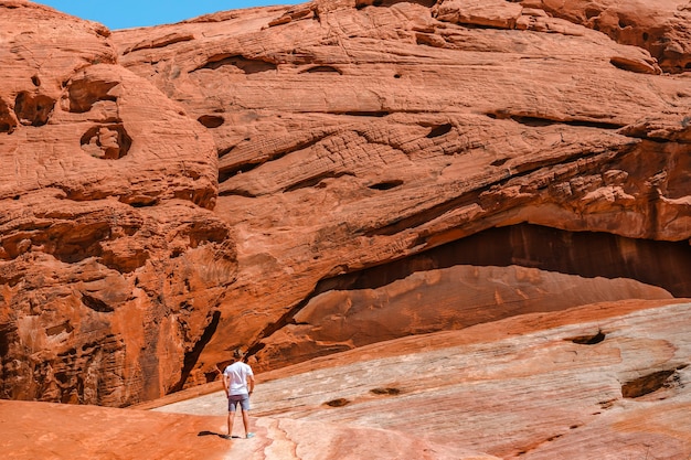 Młody mężczyzna w Valley of Fire Nevada Niesamowite kształty czerwonych kamieni