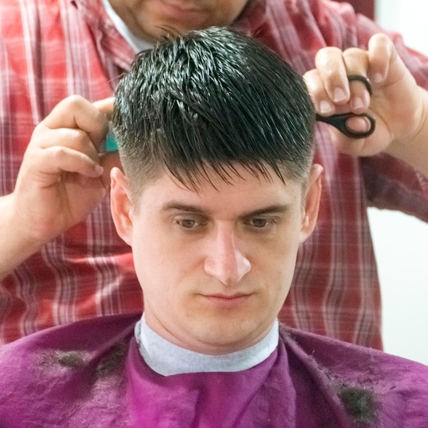 Młody mężczyzna w zakładzie fryzjerskim