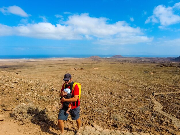 Młody mężczyzna z synem idący ścieżką do krateru Calderon Hondo