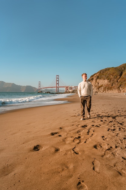 Młody mężczyzna z widokiem na most Golden Gate w San Francisco