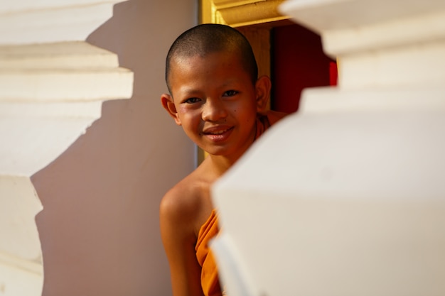 Młody Mnich Nowicjusz Uśmiech W Klasztorze Duża świątynia Okna