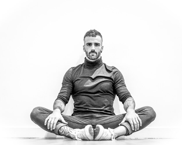 Młody muskularny kaukaski mężczyzna z jogi modlitwy pozie