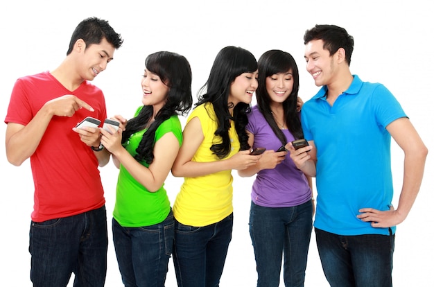 Młody nastolatek używa handphone